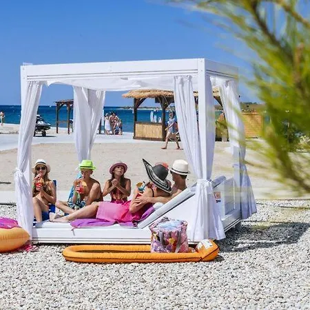 Mobile Homes In Zaton Holiday Resort, With Large Pool Area Tatil Evi *